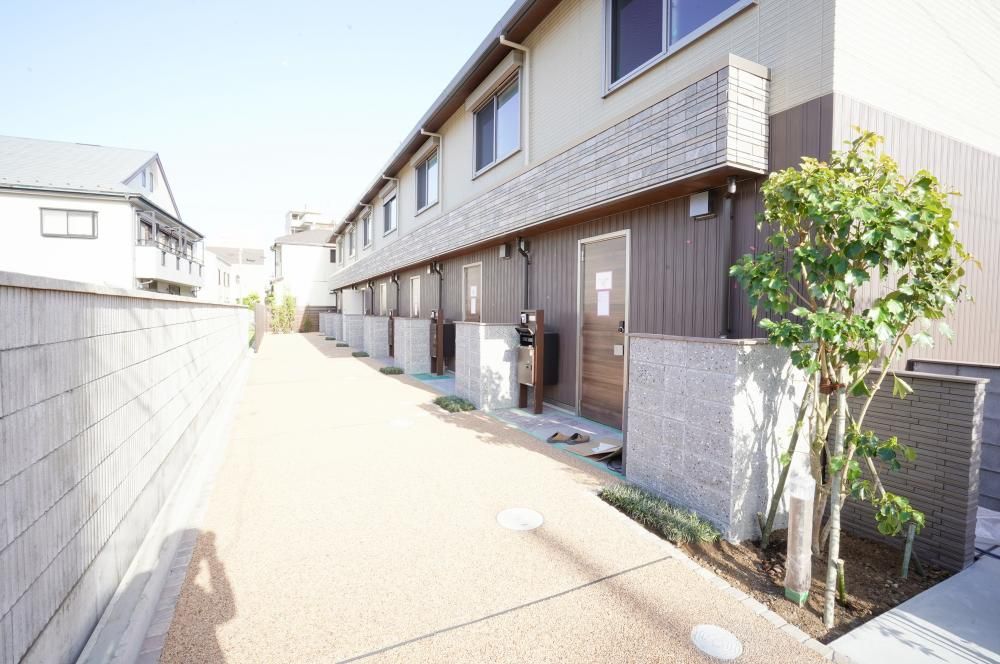 �����s������s�Β�1����6-42�̃e���X�n�E�X�̌����O��