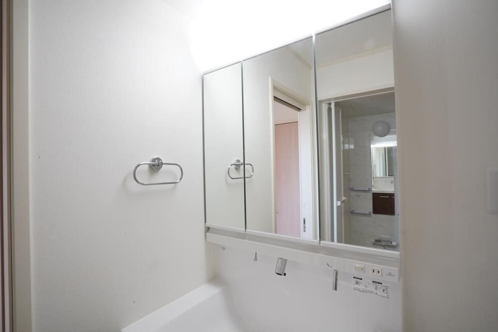 【洗面所】　人気の3面鏡独立洗面台