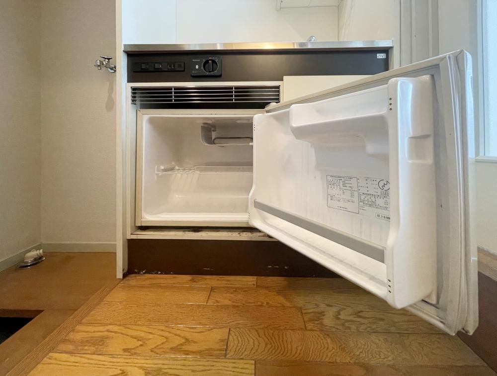 【キッチン】　備え付けの冷蔵庫があります